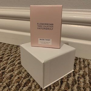 Viktor and Rolf Flowerbomb Musk Twist 0.04 0.06 oz